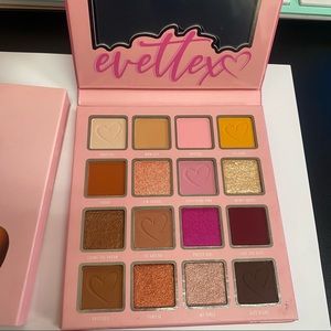 Evette xo Eyeshadow pallet